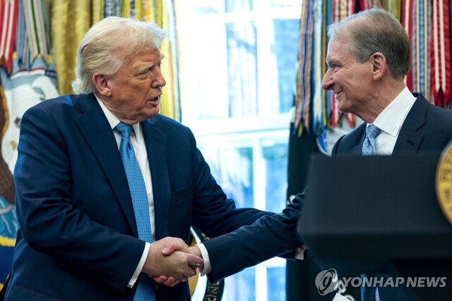 President Donald Trump (left) and SEC Chairman Atkins. EPA=Yonhap News