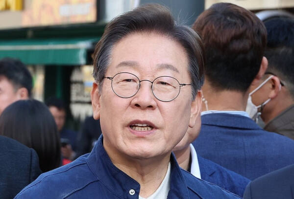 이재명 더불어민주당 대선 후보가 2일 강원도 인제군 원통전통시장에서 주민들을 만난 후 취재진의 질문에 답하고 있다.연합뉴스