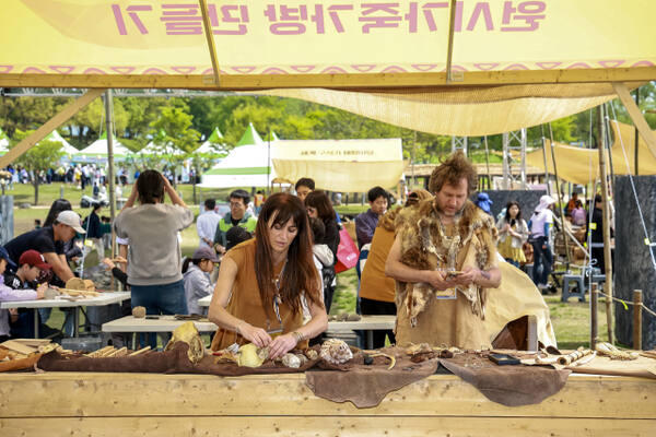 연천군이 2일 전곡리 유적지 일원에서‘2025 제32회 연천 구석기축제’를 열고 있다.연천군 제공