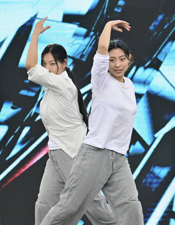 ‘제32회 연천 구석기축제’에서 진행된 연천군 전국 청소년 댄스경연‘Yes,연천!댄스 페스티벌’에서 대상을 수상한 쌍둥이팀이 본선에서 경연을 펼치고 있다.조주현기자
