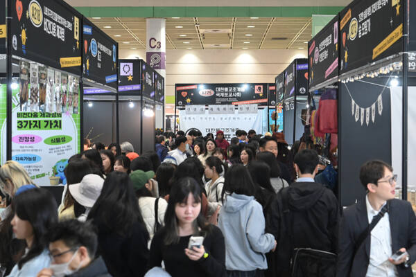 지난 4월3일부터 6일까지 열린 2025 서울국제불교박람회에서 젊은 방문객들이 부스를 둘러보고 있다.2025 서울국제불교박람회 제공