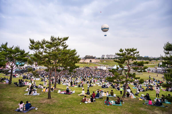 수원지역 만세운동이 있었던 수원화성 연무대를 시민들이 자유롭게 즐기고 있는 모습.수원시 제공