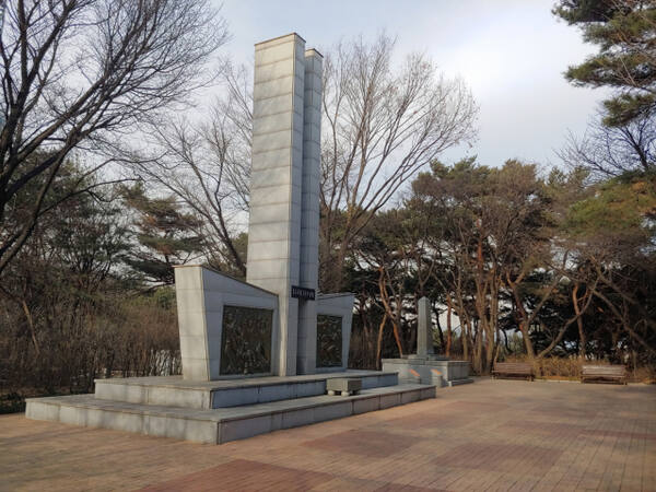 팔달산에 정상 부근에 나란히 서 있는‘3·1독립운동기념탑’과‘대한민국독립기념비.수원시 제공