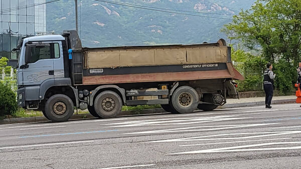 과천 갈현동 대형트럭 바퀴 이탈사고 현장.과천소방서 제공