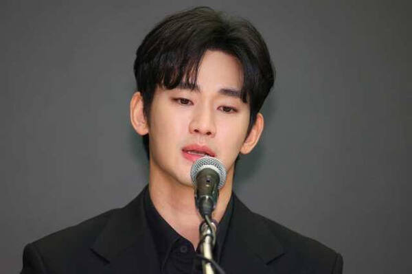 배우 김수현이 지난 3월 31일 오후 서울 마포구 한 호텔에서 배우 고 김새론과 관련해 기자회견을 하고 있다.연합뉴스
