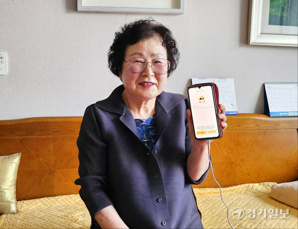 용인특례시 수지구 상현동의 한 아파트에서 만난 이호남 어르신이 용인 실버케어 AI 순이를 이용하면서 느낀 점을 설명하고 있다.송상호기자