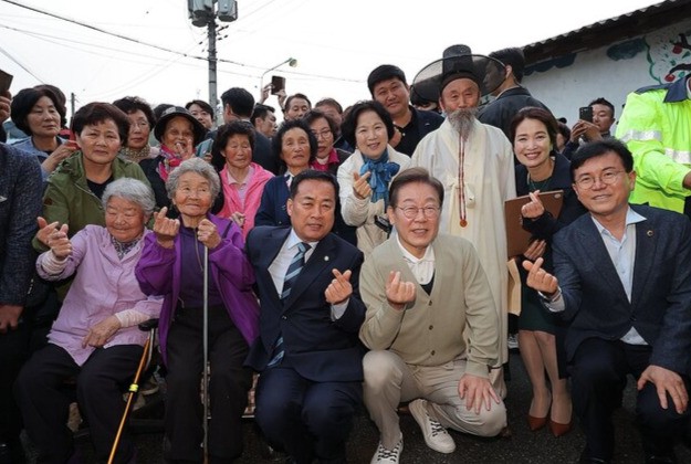 <b>이재명</b> "기초연금 부부감액 줄이고…간병파산 걱정 덜 것"