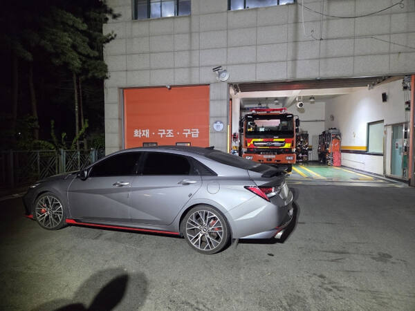 음주로 의심되는 차량이 김포 양촌119 안전센터 앞을 가로 막아 3시간40분 동안 긴급차량 출동이 지연됐다.김포소방서 제공