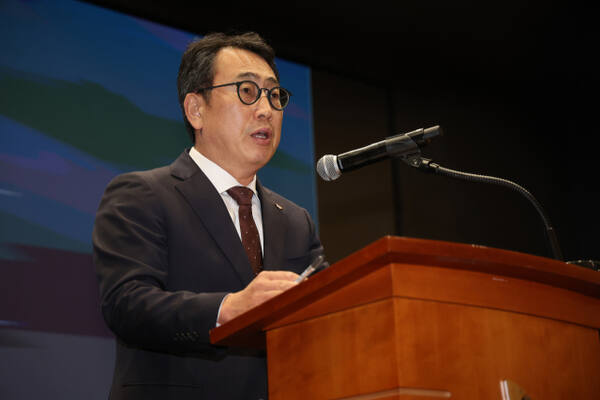 유영상 SK텔레콤 대표이사가 2일 서울 중구 SKT타워에서 열린 유심 정보 유출 관련 일일 브리핑에서 발언 중이다.연합뉴스