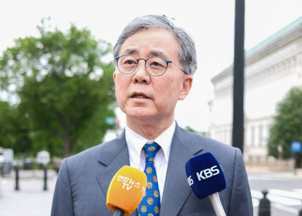 더불어민주당 이재명 대선 후보의 외교·안보·통상 분야 핵심 참모인 김현종 전 국가안보실 2차장이 8일(현지시간) 미국 워싱턴 DC 백악관에서 도널드 트럼프 행정부 당국자들과 회동한 뒤 취재진에게 결과를 설명하고 있다