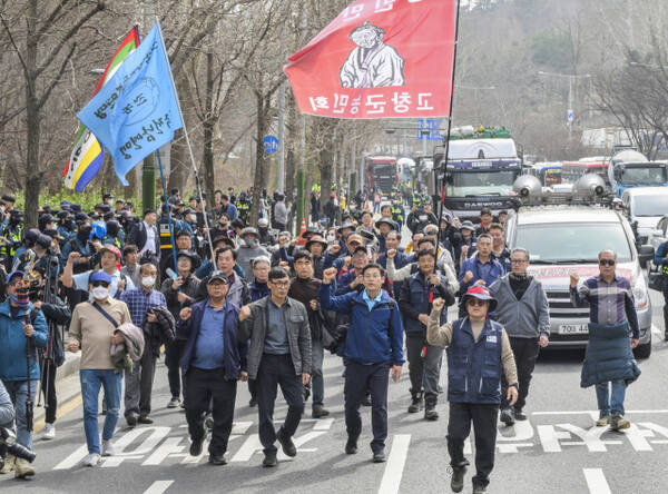 기사와 직접적인 관련없음.사진은 지난 3월 전국농민회총연맹(전농)행진 모습.경기일보DB