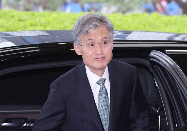 조희대 대법원장이 9일 서울 서초구 대법원으로 출근하고 있다.연합뉴스