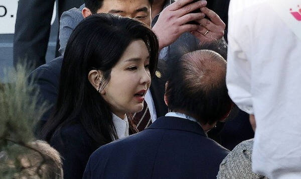 윤석열 전 대통령의 부인 김건희 여사가 11일 서울 서초구 아크로비스타 사저 앞에 도착해 지지자 및 주민들과 인사하고 있다.연합뉴스