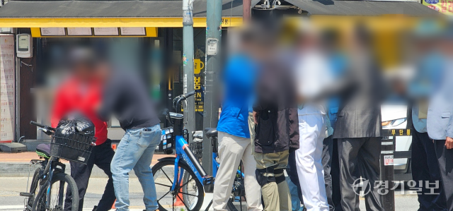 12일 6·3대선 민주당 평택지역위원회 출범식 현장에서 지지자간 폭력사태가 발생해 주변 시민들이 말리고 있다.윤동현기자