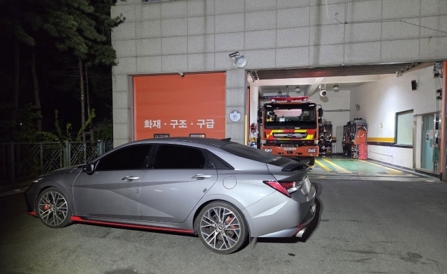 음주로 의심되는 차량이 김포 양촌119 안전센터 앞을 가로 막아 3시간40분 동안 긴급차량 출동이 지연됐다. 김포소방서 제공