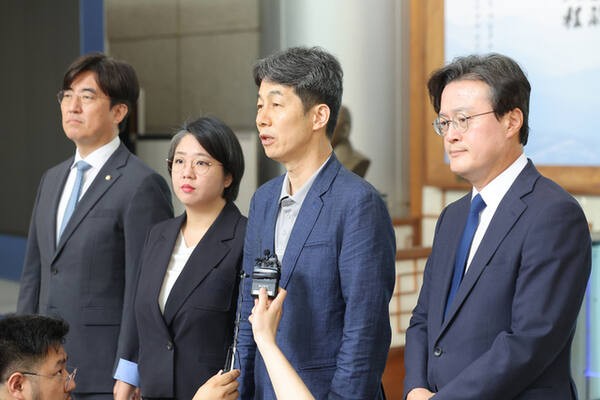 [속보] 경찰, '<b>리박스쿨</b>' <b>댓글 조작 의혹</b> 수사 착수
