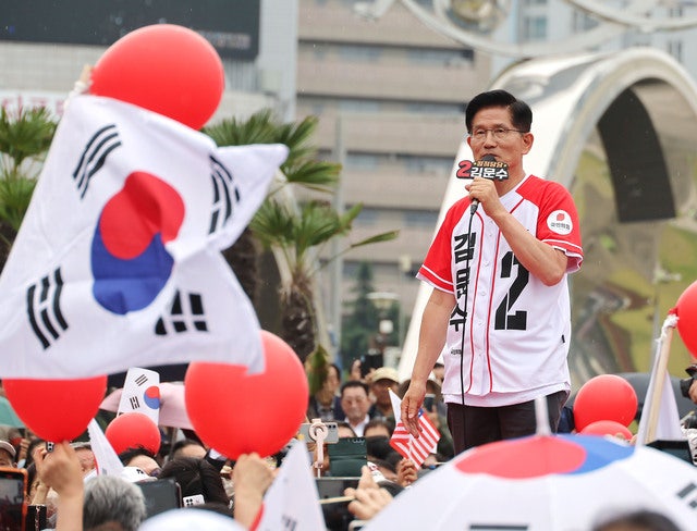 <b>김문수</b>, 대선 하루 앞두고 “비상계엄 다시 한번 사과”
