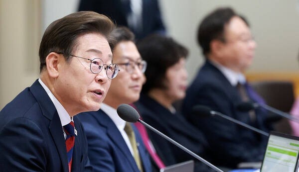 이 대통령 “<b>월드컵 본선 진출 축하</b>…국민께 큰 위로 되길”