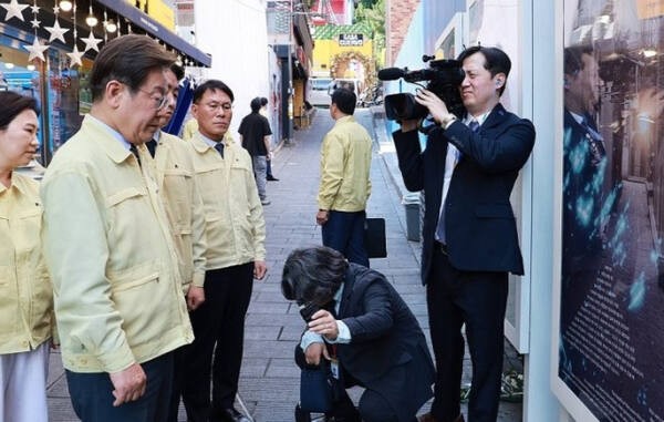[속보] 이재명 대통령, '<b>이태원 참사</b>' <b>현장</b> 방문…희생자 추모