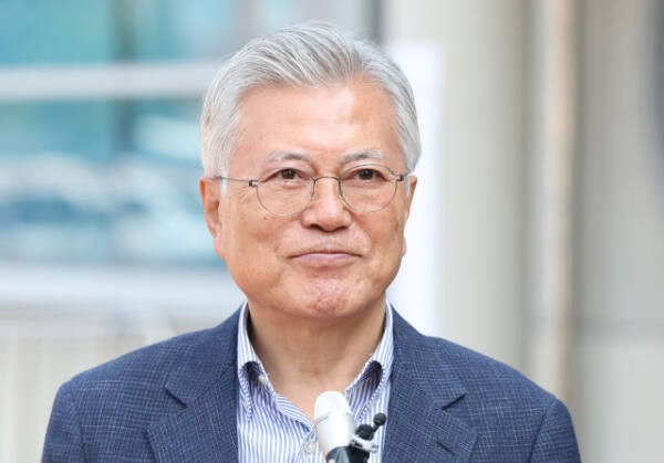 문재인 “<b>이재명</b> 정부, 파탄난 <b>남북관계 복원</b> 기대”