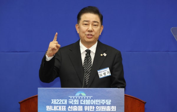 민주당 신임 <b>원내대표</b> 3선 <b>김병기</b> <b>선출</b>