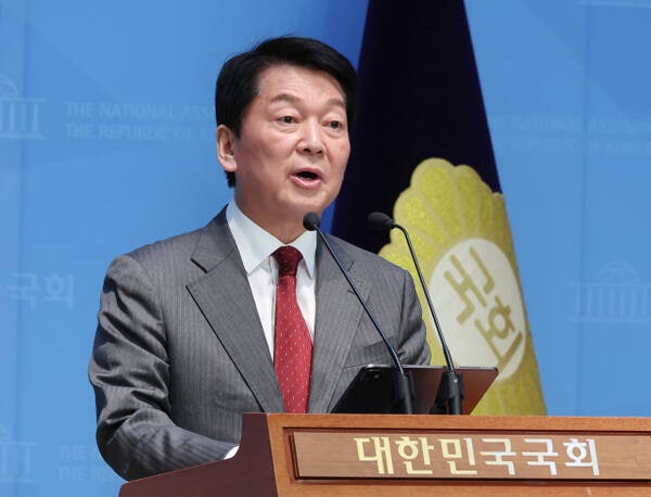 <b>안철수</b>, ‘연임’ <b>송미령</b> 저격…“<b>계엄 방관</b> 부끄럽지 않나”
