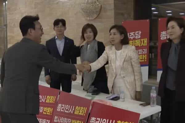 '<b>나경원</b> 농성장' 나타난 <b>김민석</b>⋯"수고들 하시라"