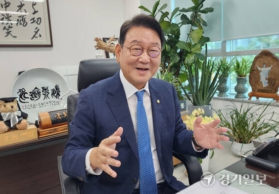 김교흥 국회 문화체육관광위원장(더불어민주당·인천 서구갑)이 22일 지역사무실에서 K-컬쳐 시장의 확대 방안 등에 대해 설명하고 있다. 이병기기자