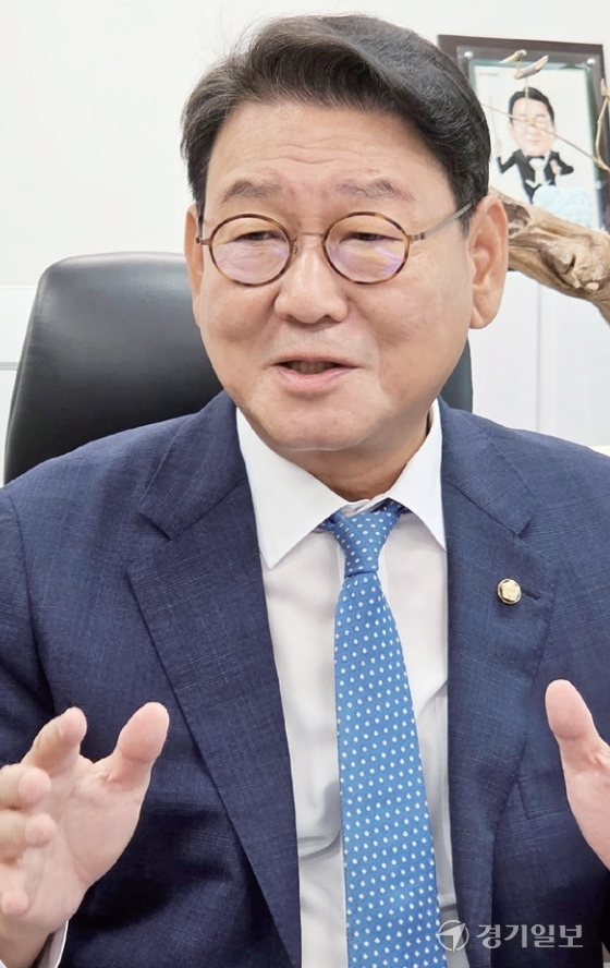 김교흥 국회 문화체육관광위원장(더불어민주당·인천 서구갑)이 22일 지역사무실에서 K-컬쳐 시장의 확대 방안 등에 대해 설명하고 있다. 이병기기자