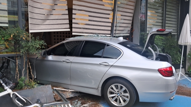 1일 용인 수지구 상현역 인근의 한 식당에 승용차가 돌진한 모습. 용인서부소방서 제공