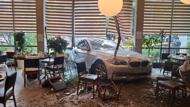 1일 용인 수지구 상현역 인근의 한 식당에 승용차가 돌진한 모습. 용인서부소방서 제공