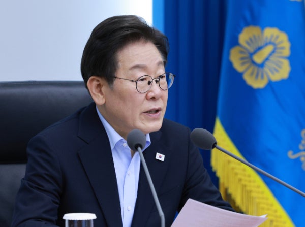 李대통령 "<b>가짜뉴스</b> 유튜버, <b>징벌</b>적 <b>배상</b>이 최선"…법무부에 검토 지시