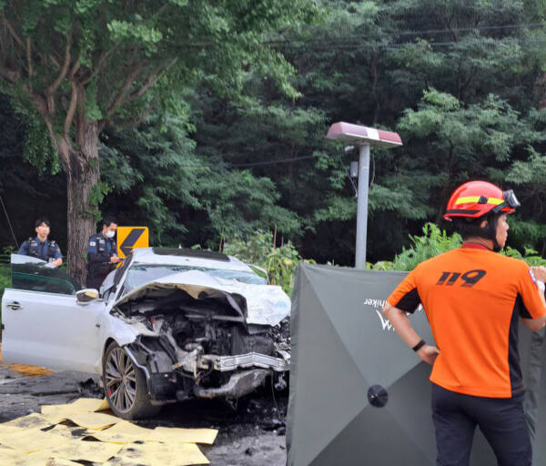 9일 오후 5시43분께 안성시 도기동 한 도로에서 버스와 승용차가 추돌해 4명이 사상자가 발생했다. 경기도소방재난본부 제공