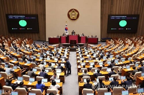 <b>노란봉투법</b>, 국회 본회의 통과…'더 센' 상법 개정안 상정