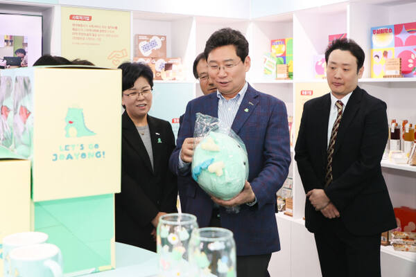 이상일 용인특례시장이 지난 4월 기흥역사 내 사회적경제홍보관·조아용in스토어를 둘러 보고 있다. 용인특례시 제공