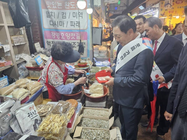 김선교 경기도당위원장, 추석 맞아 수원 전통시장서 <b>민생탐방</b>