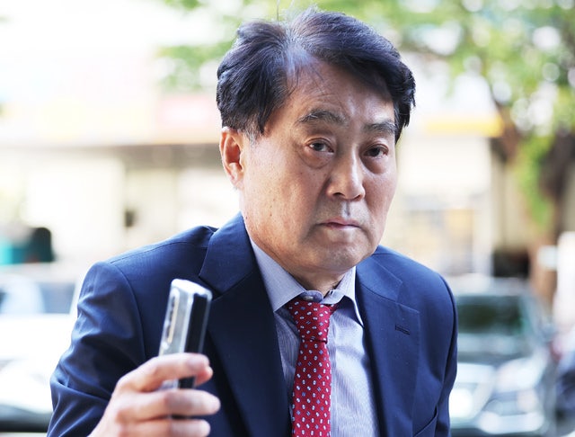 [속보] '<b>뇌물수수 의혹</b>' <b>하은호 군포시장</b> 영장심사…취재진 질문엔 묵묵...