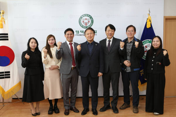 22일 오후 평택대학교 이동현 총장(좌측 네 번째)이 대학원동에서 열린 꿈의 여정&#8211;한국에서 성공을 향해 특별강연 관계자들과 기념 촬영을 하고 있다. 평택대 제공