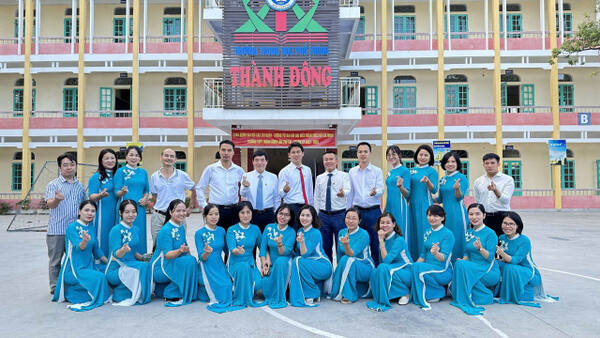 레 쓰언 허우(Le Xuan Hau)대표가 베트남 현지에 운영하고 있는 고등학교에서 관계자들과 기념 촬영을 하고 있다. 뉴월드그룹