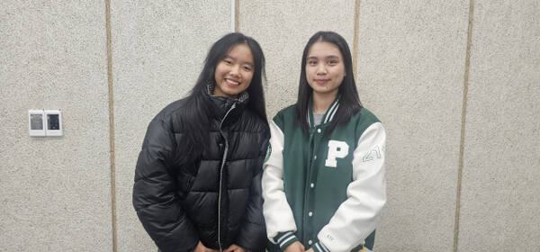 22일 오후 평택대학교 대학원동에서 열린 꿈의 여정&#8211;한국에서 성공을 향해 특별강연에 참석한 또튀린(To Thi Lien·좌측)씨가 기념 촬영을 하고 있다. 윤동현기자