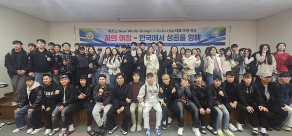 22일 오후 평택대학교 대학원동에서 열린 꿈의 여정&#8211;한국에서 성공을 향해 특별강연에서 참석자들이 기념 촬영을 하고 있다. 윤동현 기자