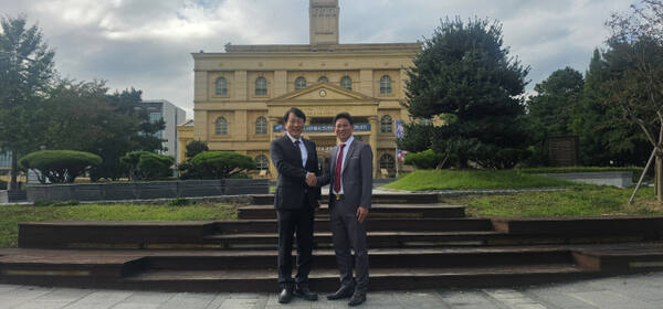 22일 오후 평택대학교 대학원동에서 열린 꿈의 여정&#8211;한국에서 성공을 향해 특별강연을 마친 뒤 차명호 평택대 국제교류원장(좌측)과 레 쓰언 허우(Le Xuan Hau·우측)대표가 기념 촬영을 하고 있다. 윤