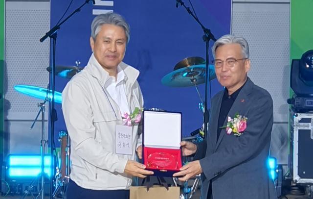 1일 제40대 원용석 총동문회장(왼쪽)이 경기대 이윤규 총장으로부터 감사패를 전달 받고 기념사진을 촬영하고 있다. 경기대 제공