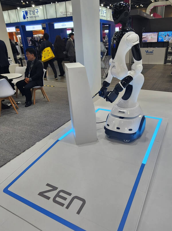 뉴로메카의 휴머노이드 젠이 용접기를 들고 용접 작업을 하는 모습을 보이고 있다. 한양경제 하재인