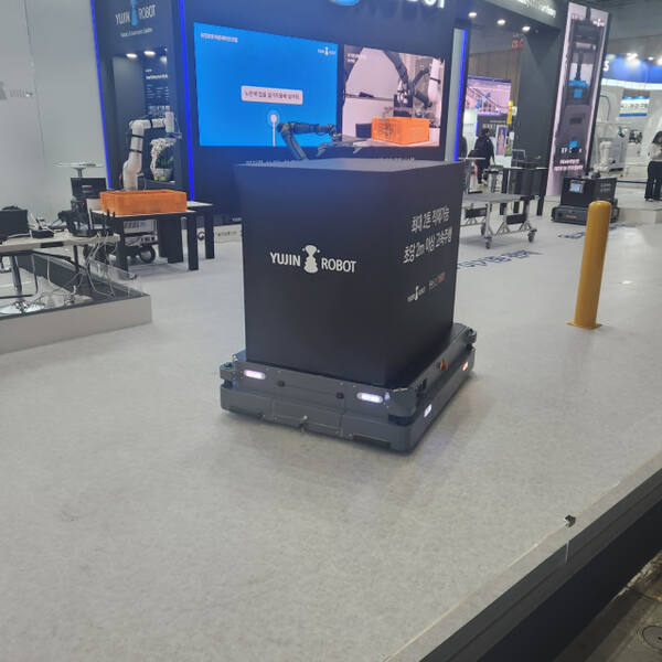 유진로봇의 자율주행 물류 로봇 고카트 1500이 전시부스를 이동하고 있다. 한양경제 하재인