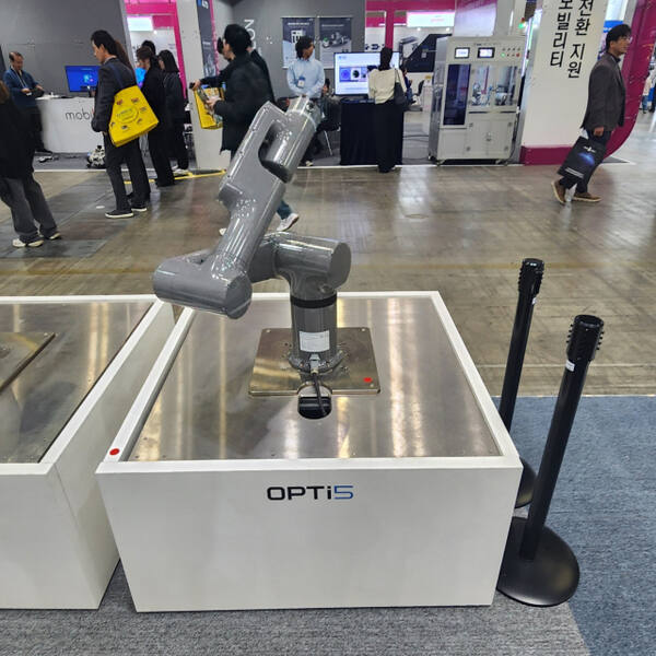 뉴로메카 용접용 로봇 옵티5. 한양경제 하재인