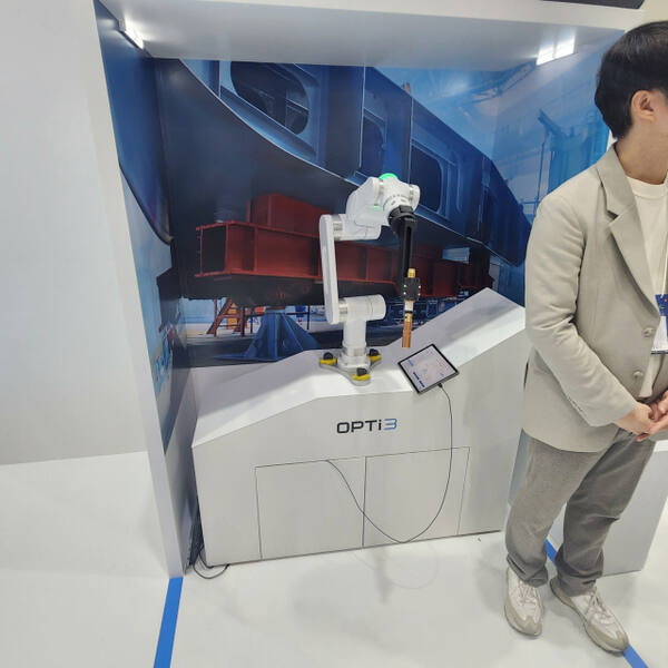 뉴로메카의 손잡이가 달린 용접용 로봇 옵티3. 한양경제 하재인