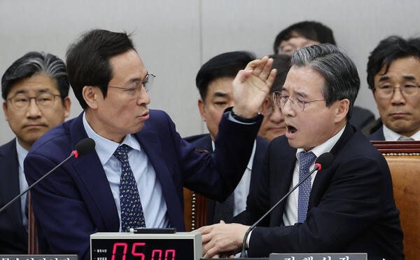 <b>김용범</b>, 김은혜 ‘갭투자 의혹’ 제기에 <b>격노</b>…“그렇게 말하지 마라”
