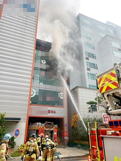 <b>고양</b> 행신동 <b>자동차검사소 화재</b>…<b>소방관</b> 1명 중상
