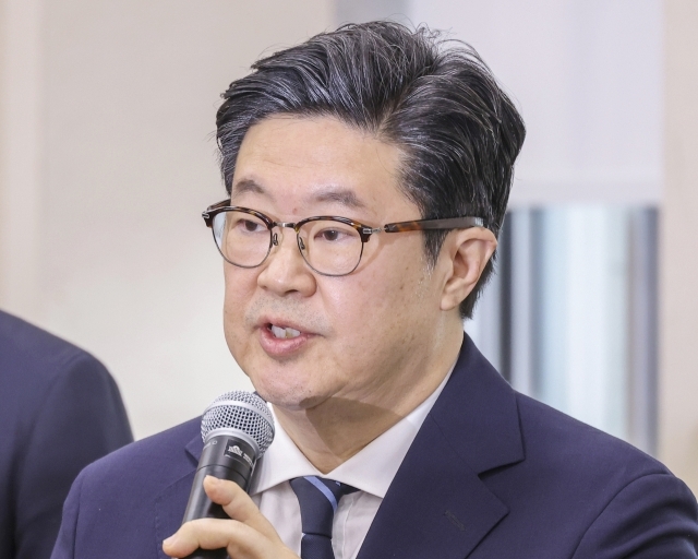 김병주 MBK파트너스 회장이 10월14일 국회 정무위원회에서 열린 2025년도 공정거래위원회 국정감사에 증인으로 출석해 의원 질의에 답하고 있다.연합뉴스